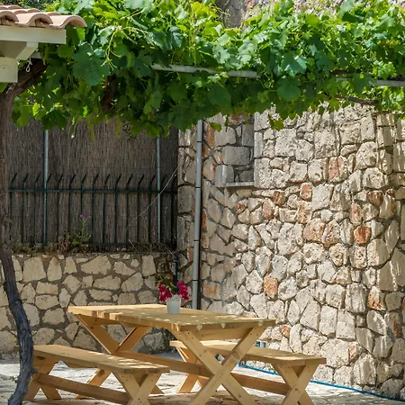 Evylio Stone Apartman *